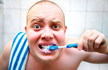 Нельзя чистить зубы сразу после завтрака.