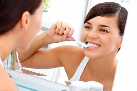 Когда чистить зубы: до или после завтрака???